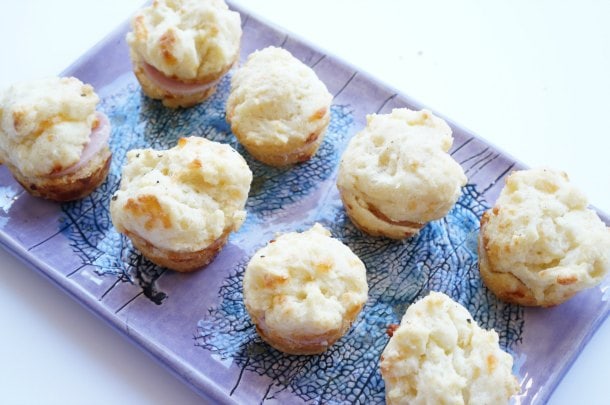 Sour cream cheese biscuits recipe - Got a partial tub of sour cream to use up, and no idea what to do with it? These 3 easy recipes will create less food waste and wow unexpected drop-in guests (or even just your family). | YMCFood | YummyMummyClub.ca
