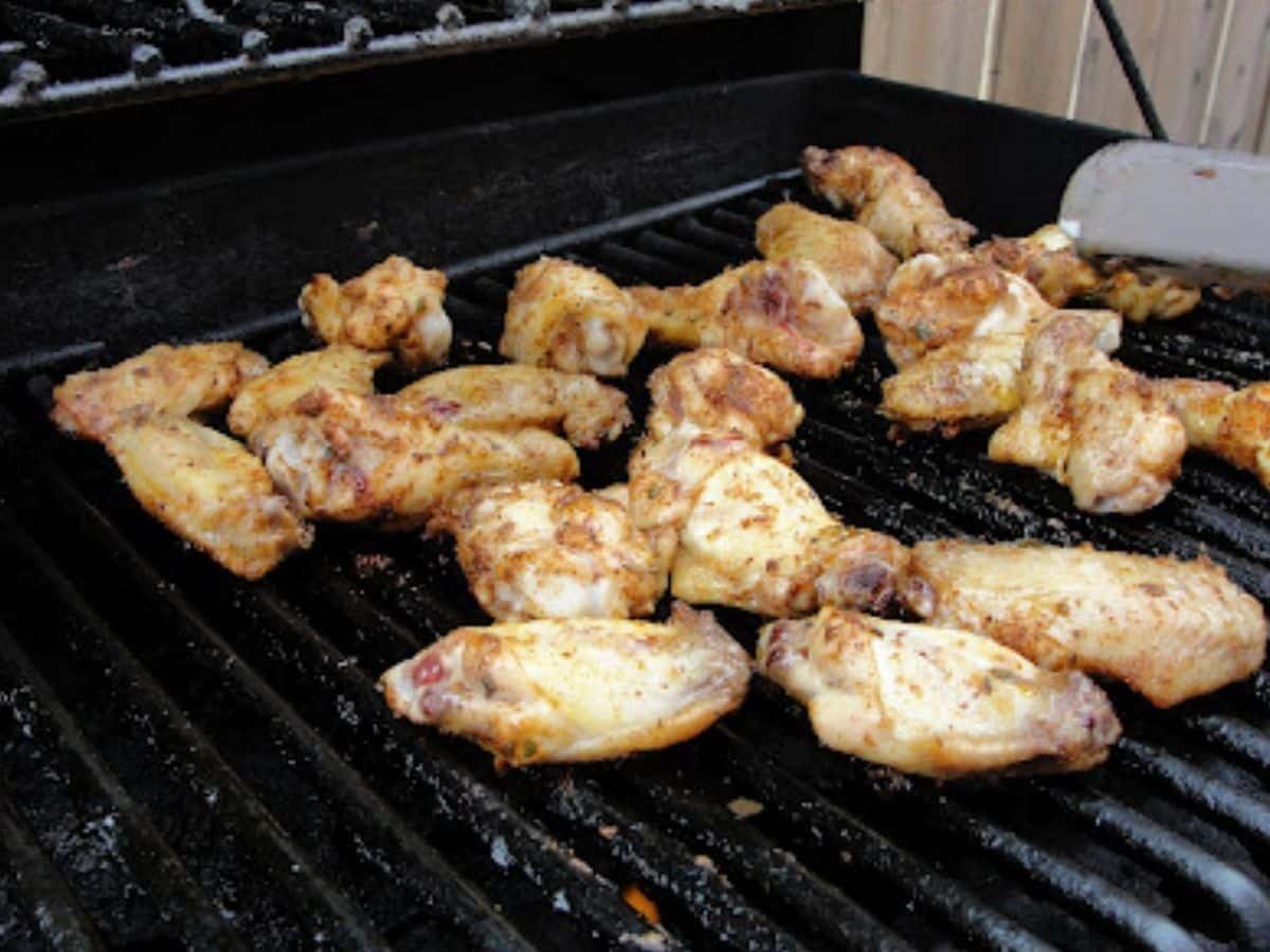 bbq chicken wings with spice rub on the grill