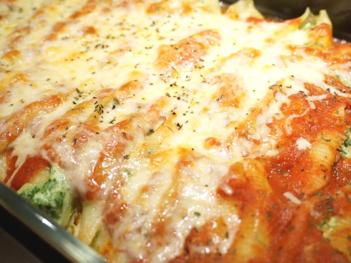 lasagna-pan-filled-with-ricotta-and-spinach-stuffed-pasta-shells-baked-with-cheese-on-top