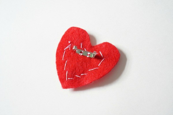 felt heart brooch pin back