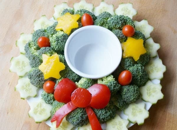 How to Make a Christmas Wreath Vegetable Tray & Vegetable Dip