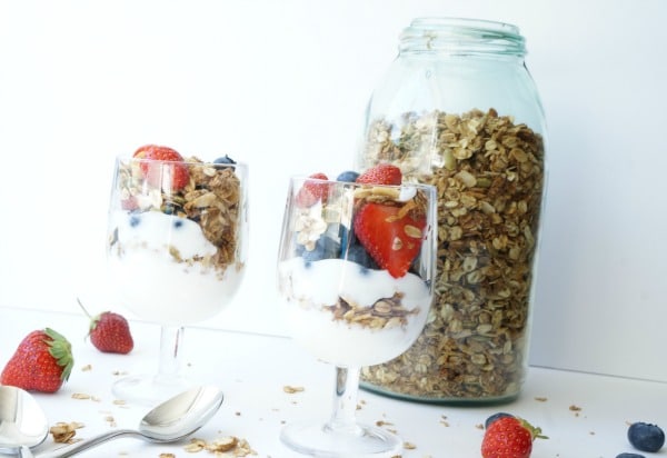 granola and yogurt parfait