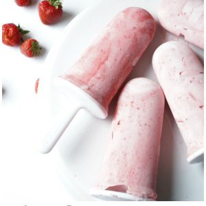 How to Make Strawberry Creamsicles - the perfect summer cool treat that kids will love. Simple to make with a classic combination of strawberry and cream | summer recipe | ice pop recipe | strawberry recipe |