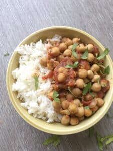 Simple Chickpea Curry - Love this simple, quick and healthy recipe for chickpea curry. Kids and adults will love this one for dinner or in the lunch box. | Vegetarian Family Friendly Recipe | Curry Recipe |
