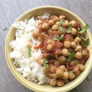Simple Chickpea Curry - Love this simple, quick and healthy recipe for chickpea curry. Kids and adults will love this one for dinner or in the lunch box. | Vegetarian Family Friendly Recipe | Curry Recipe |