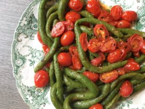 spinach pici pasta with cherry tomatoes