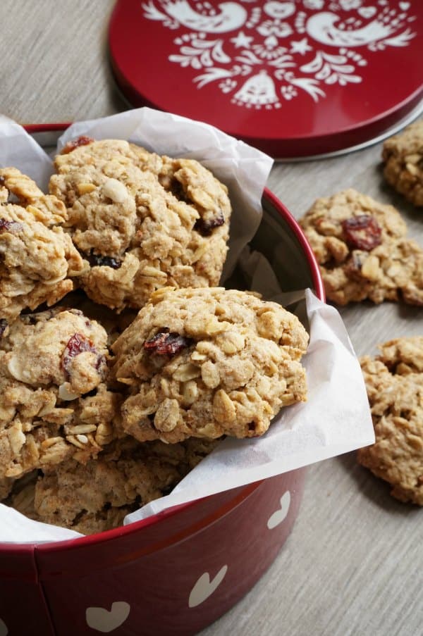 holiday oatmeal and cranberry cookies