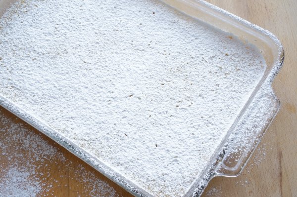 lemon bars with dusting of icing sugar