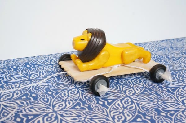 cart with lion