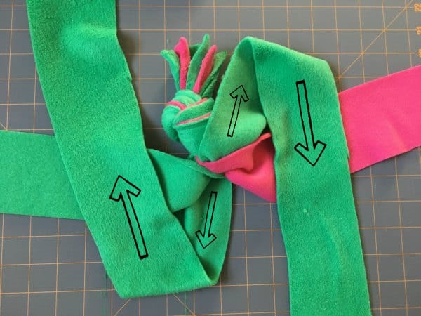 dog wreath pull toy crossing down and up