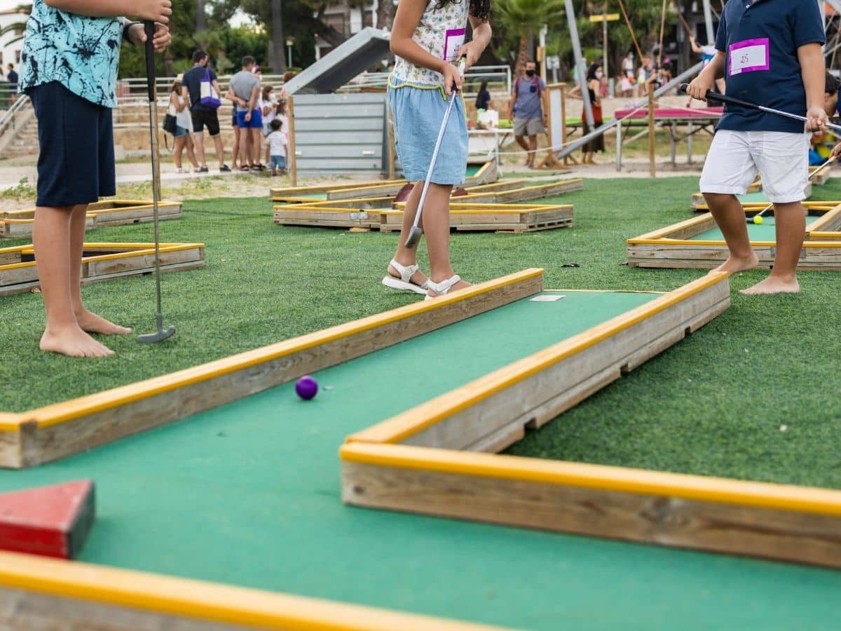 fathers day mini putt with kids feet and golf balls