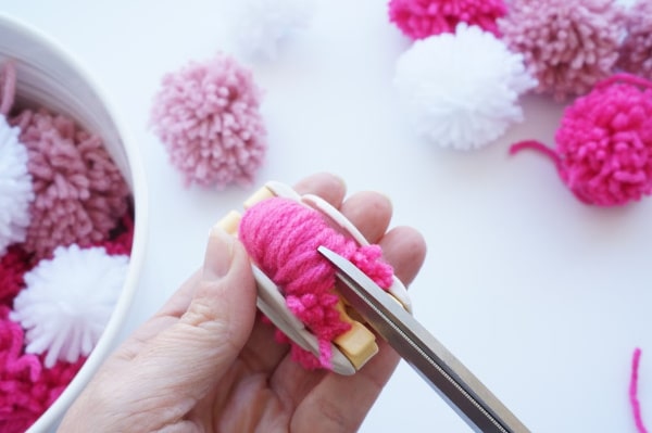pom pom maker with scissors