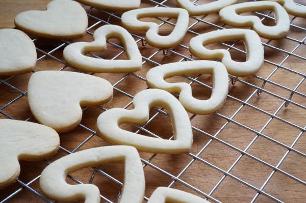 sandwich cookies on cooling rack