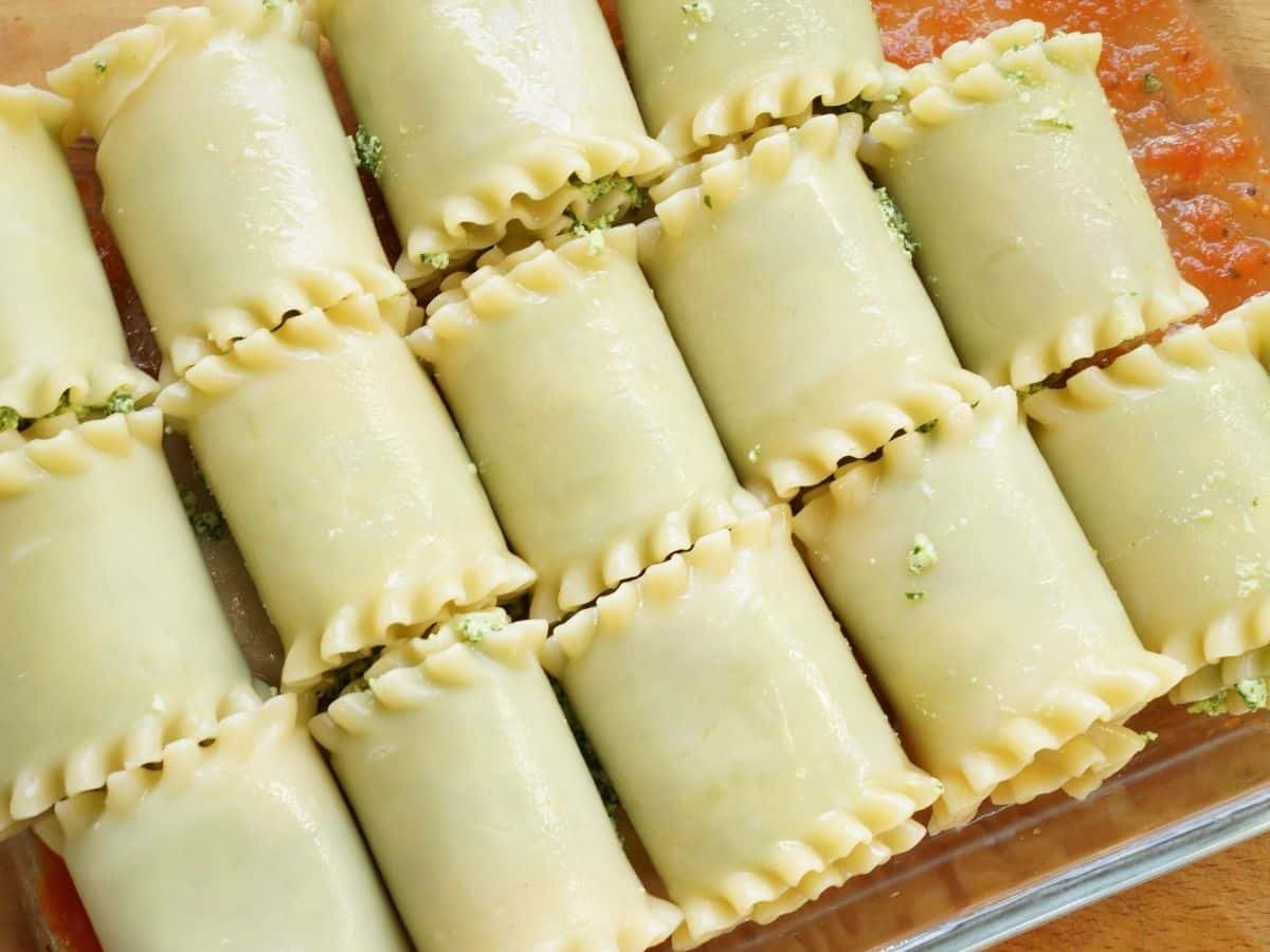 lasagna rolls in pan in single layer