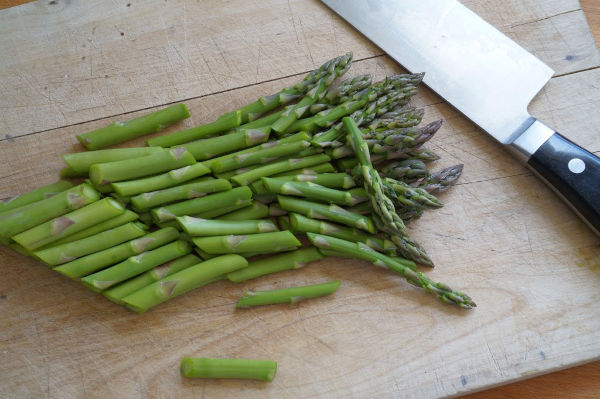 pile of chopped asparagus