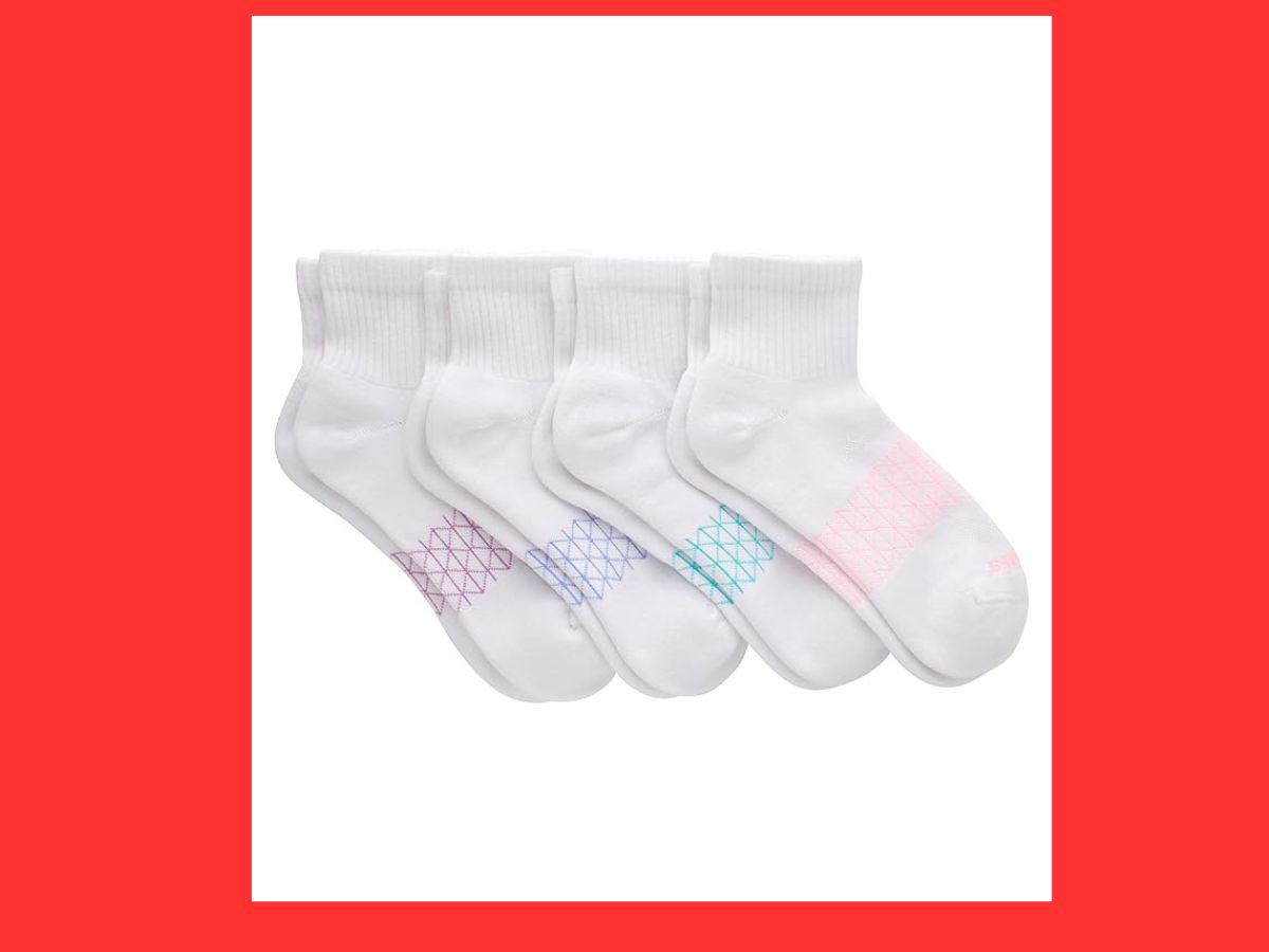 4 pairs of white hanes socks