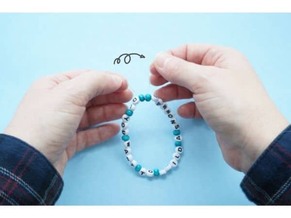 surgeon's knot being shown