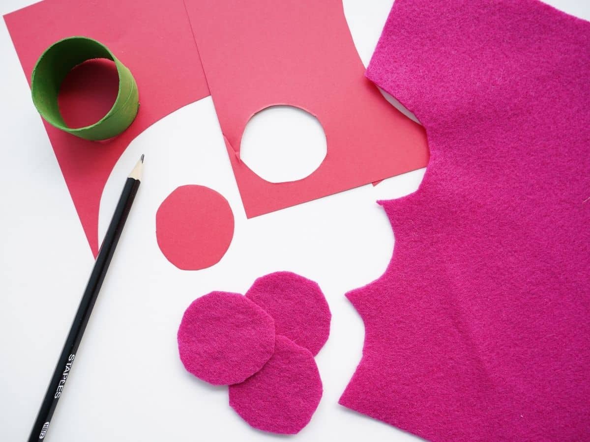 toilet paper roll with pencil felt and red paper to make holly berries