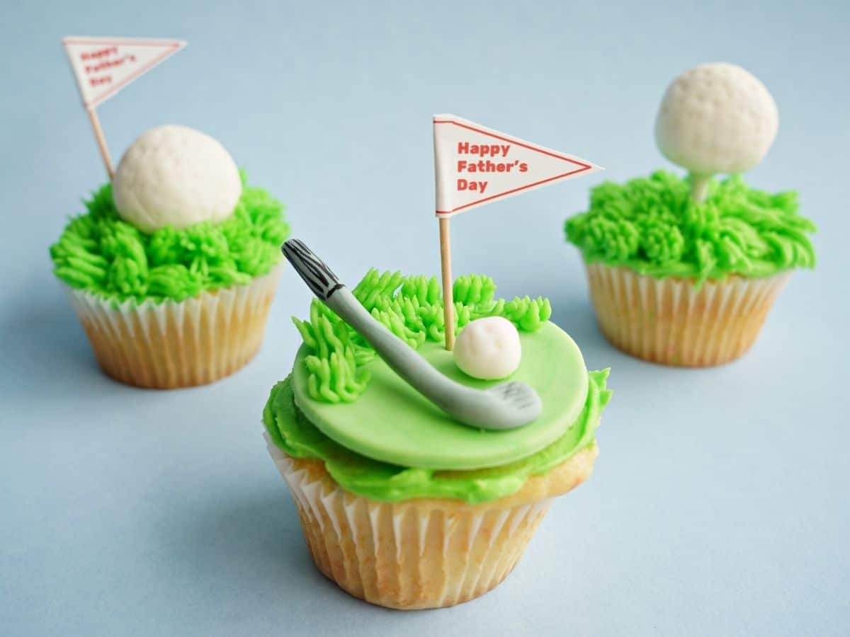 3 easy golf cupcakes with grass buttercream and fondant golf balls and golf clubs