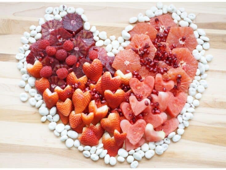 valentines-heart-fruit-tray-with-yogurt-covered-raisins-around-it