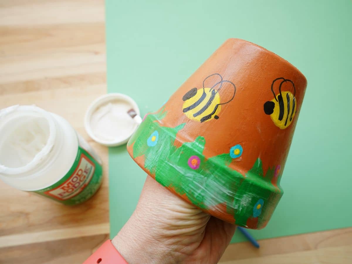 outdoor mod podge painted on terracotta pot for bee bath
