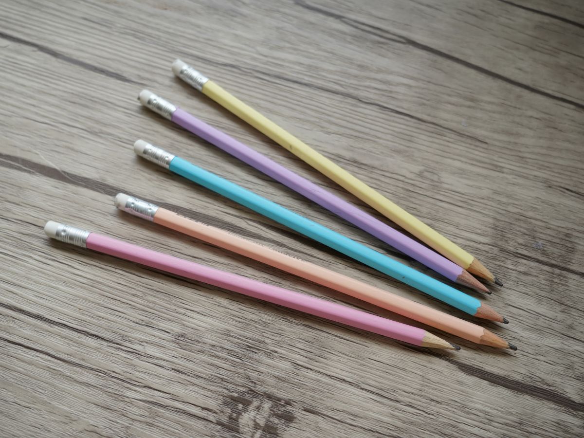 5 HB pencils for zentangle shading on table