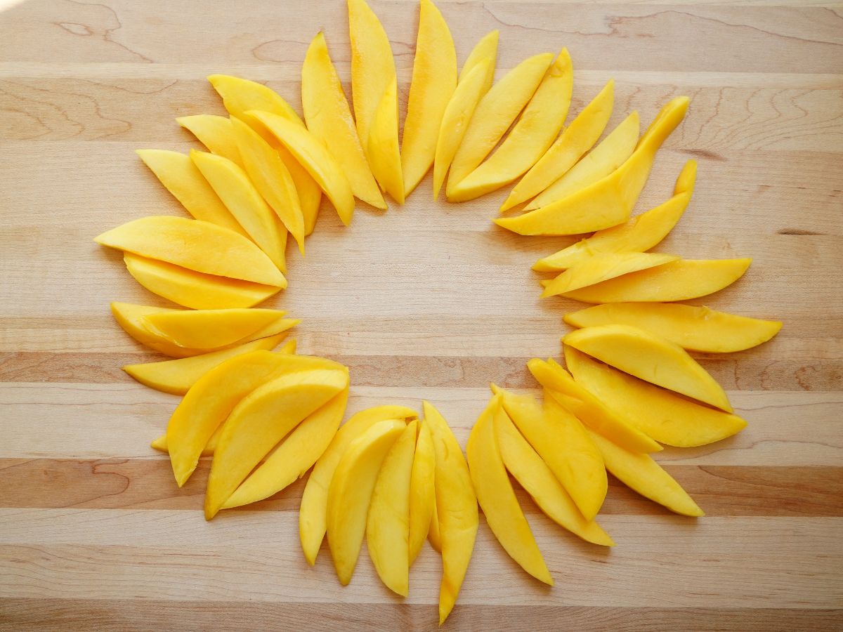 mango slices arranged in a sunflower circle