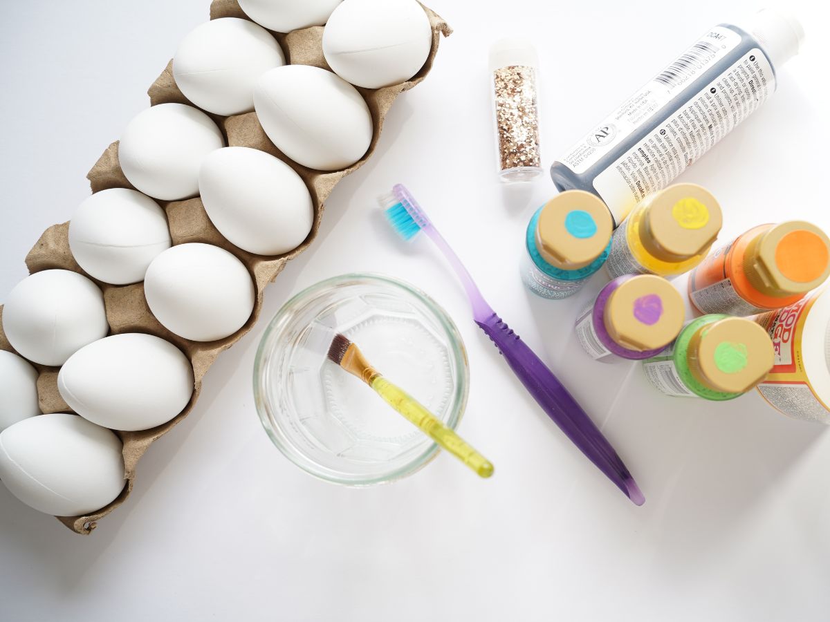 supplies for making galaxy eggs - eggs, paint, toothbrush, glitter