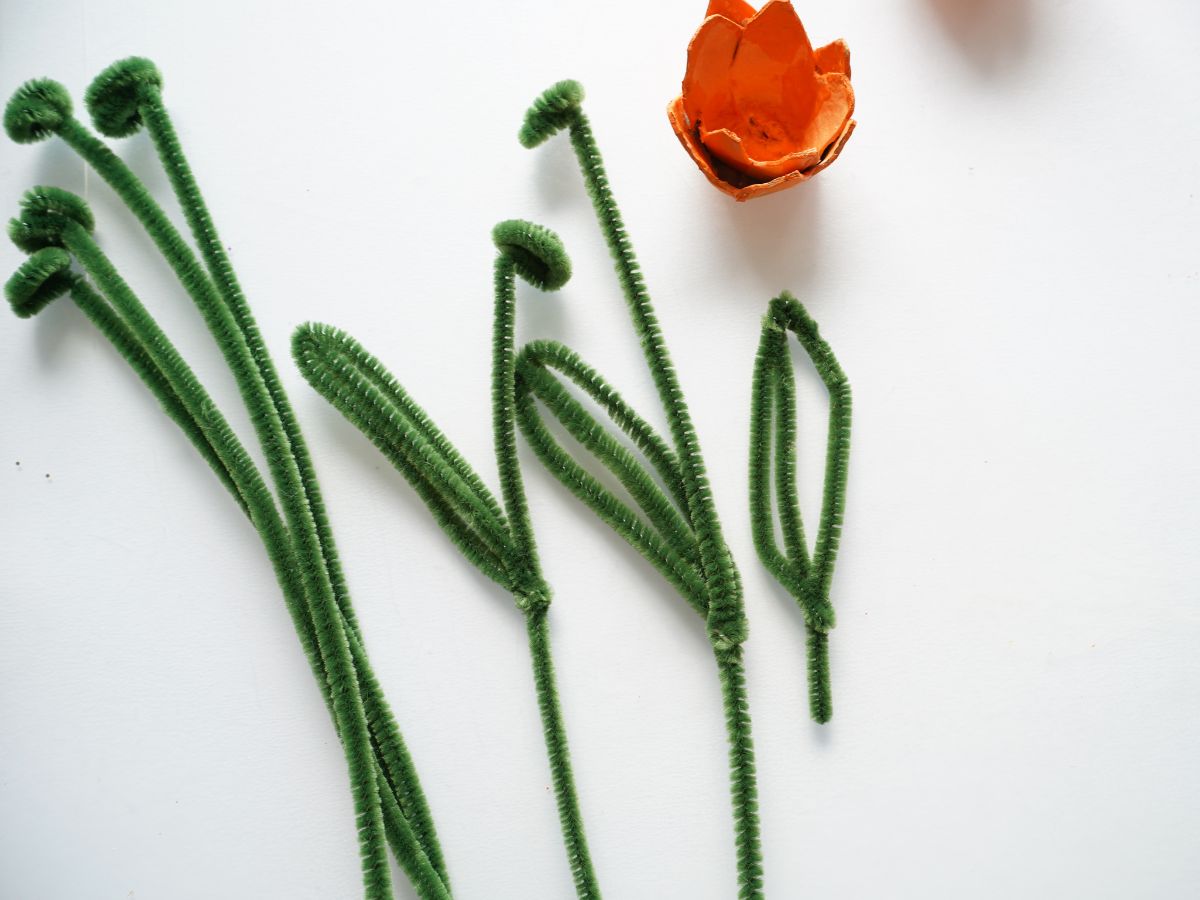 the folding of a pipe cleaner into a tulip flower stem