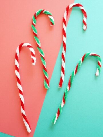 4 pipe cleaner candy canes on table