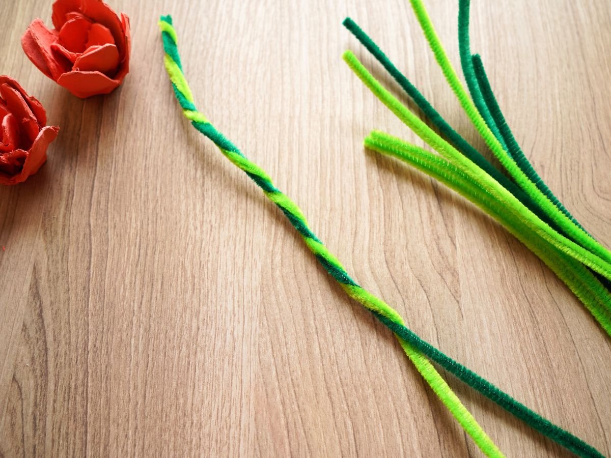 2 green pipe cleaners twisted together